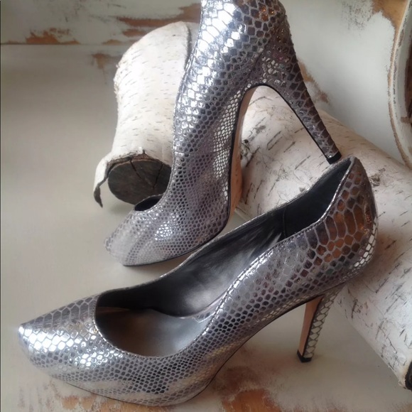 White House black market silver snakeskin heels - Picture 6 of 6